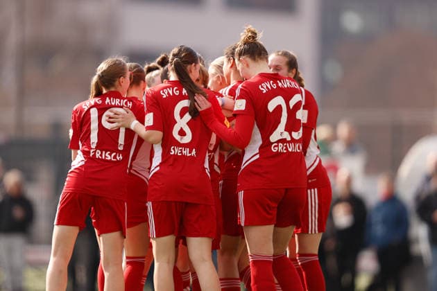 Fußball I Frauen I Saison 2025-2026 I Regionalliga Nord I 15. Spieltag I St. Pauli - SpVg Aurich I 21.03.2026 Lara Frisch (19, SpVg Aurich) Milla Svehla (8, SpVg Aurich) Dorothea Elisabeth Greulich (23, SpVg Aurich) jubeln nach einem Tor. Heiligengeistfeld Feldstraße 1 Hamburg Deutschland Copyright: xLobeca CedricxSiefkerx