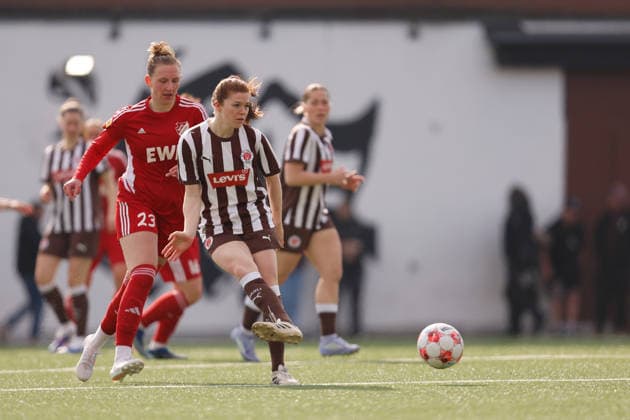 Fußball I Frauen I Saison 2025-2026 I Regionalliga Nord I 15. Spieltag I St. Pauli - SpVg Aurich I 21.03.2026 Nina Woitzik (5, FC St. Pauli) passt den Ball. Heiligengeistfeld Feldstraße 1 Hamburg Deutschland Copyright: xLobeca CedricxSiefkerx