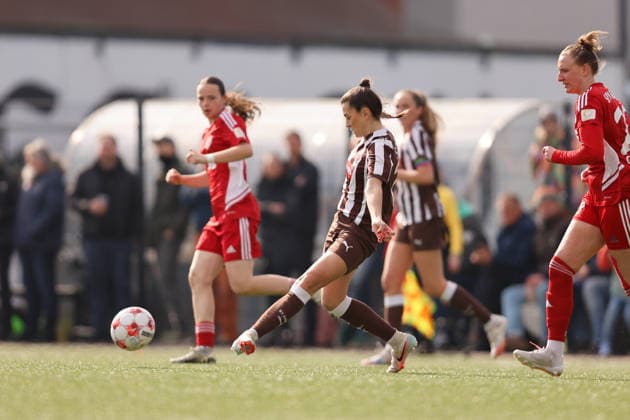 Fußball I Frauen I Saison 2025-2026 I Regionalliga Nord I 15. Spieltag I St. Pauli - SpVg Aurich I 21.03.2026 Linnea Taube (20, FC St. Pauli) passt den Ball. Heiligengeistfeld Feldstraße 1 Hamburg Deutschland Copyright: xLobeca CedricxSiefkerx