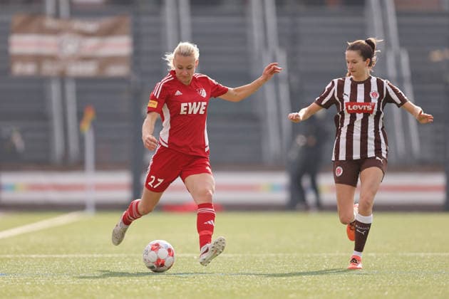 Fußball I Frauen I Saison 2025-2026 I Regionalliga Nord I 15. Spieltag I St. Pauli - SpVg Aurich I 21.03.2026 Aylin Rewohl (27, SpVg Aurich) spielt den Ball zur Mitspielerin Heiligengeistfeld Feldstraße 1 Hamburg Deutschland Copyright: xLobeca CedricxSiefkerx