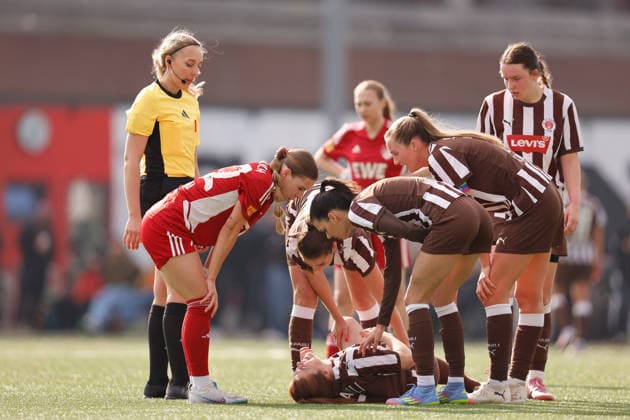 Fußball I Frauen I Saison 2025-2026 I Regionalliga Nord I 15. Spieltag I St. Pauli - SpVg Aurich I 21.03.2026 Sophie Musal (22, SpVg Aurich) erkundigt sich bei Nina Woitzik (5, FC St. Pauli), ob alles in Ordnung ist. Heiligengeistfeld Feldstraße 1 Hamburg Deutschland Copyright: xLobeca CedricxSiefkerx