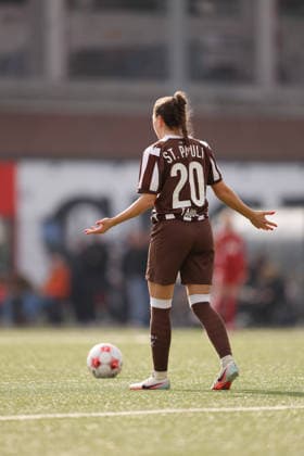 Fußball I Frauen I Saison 2025-2026 I Regionalliga Nord I 15. Spieltag I St. Pauli - SpVg Aurich I 21.03.2026 Linnea Taube (20, FC St. Pauli) sucht Anspielstationen Heiligengeistfeld Feldstraße 1 Hamburg Deutschland Copyright: xLobeca CedricxSiefkerx