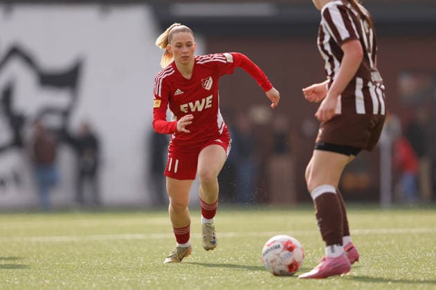 Fußball I Frauen I Saison 2025-2026 I Regionalliga Nord I 15. Spieltag I St. Pauli - SpVg Aurich I 21.03.2026 Alina Vogel (11, SpVg Aurich) läuft auf den Ball zu. Heiligengeistfeld Feldstraße 1 Hamburg Deutschland Copyright: xLobeca CedricxSiefkerx