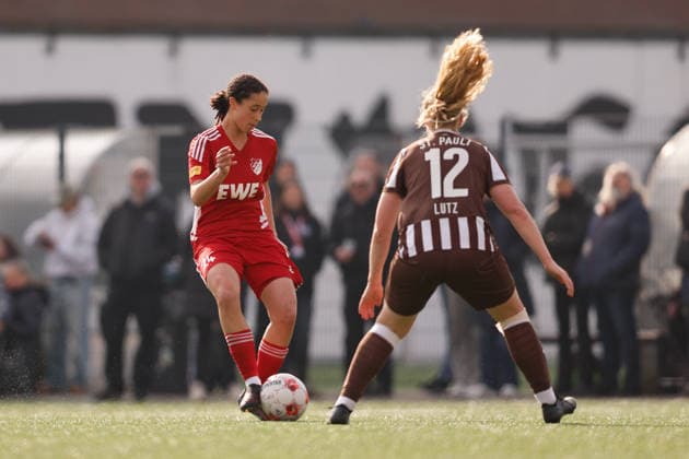 Fußball I Frauen I Saison 2025-2026 I Regionalliga Nord I 15. Spieltag I St. Pauli - SpVg Aurich I 21.03.2026 Marie Okoroh (24, SpVg Aurich) passt den Ball zur Mitspielerin Heiligengeistfeld Feldstraße 1 Hamburg Deutschland Copyright: xLobeca CedricxSiefkerx