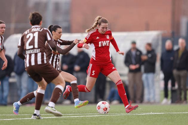 Fußball I Frauen I Saison 2025-2026 I Regionalliga Nord I 15. Spieltag I St. Pauli - SpVg Aurich I 21.03.2026 Gianna Nicoleit (3, FC St. Pauli) Magdalena Hankl (5, SpVg Aurich) Heiligengeistfeld Feldstraße 1 Hamburg Deutschland Copyright: xLobeca CedricxSiefkerx