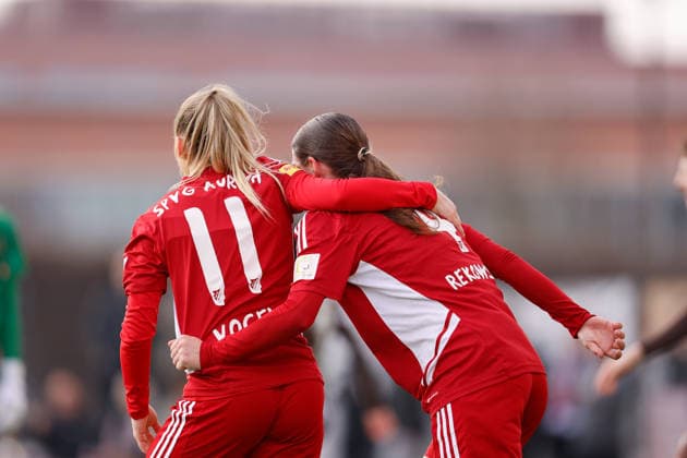 Fußball I Frauen I Saison 2025-2026 I Regionalliga Nord I 15. Spieltag I St. Pauli - SpVg Aurich I 21.03.2026 Alina Vogel (11, SpVg Aurich) Jane Rekowski (4, SpVg Aurich) Heiligengeistfeld Feldstraße 1 Hamburg Deutschland Copyright: xLobeca CedricxSiefkerx