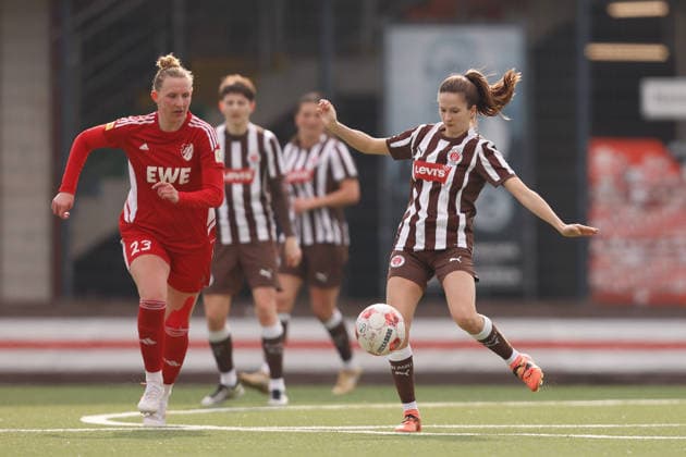 Fußball I Frauen I Saison 2025-2026 I Regionalliga Nord I 15. Spieltag I St. Pauli - SpVg Aurich I 21.03.2026 Dorothea Elisabeth Greulich (23, SpVg Aurich) Jette Schulz (8, FC St. Pauli) Heiligengeistfeld Feldstraße 1 Hamburg Deutschland Copyright: xLobeca CedricxSiefkerx
