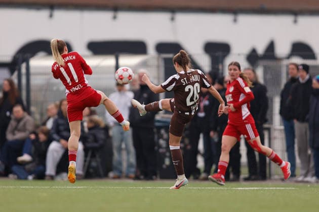 Fußball I Frauen I Saison 2025-2026 I Regionalliga Nord I 15. Spieltag I St. Pauli - SpVg Aurich I 21.03.2026 Alina Vogel (11, SpVg Aurich) Linnea Taube (20, FC St. Pauli) Heiligengeistfeld Feldstraße 1 Hamburg Deutschland Copyright: xLobeca CedricxSiefkerx