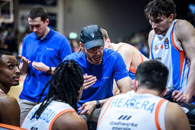 easycredit BBL Basketball Bundesliga 2025 2026 25. Spieltag 21.03.2026 Science City Jena vs SYNTAINICS MBC Trainer Björn Harmsen (Jena) Ansprache ans Team Sparkassen Arena