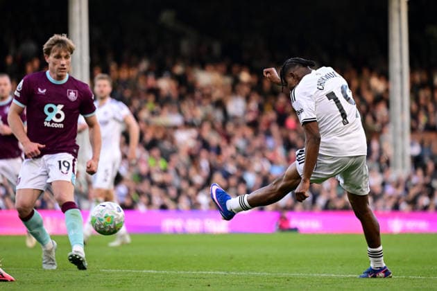 Fulham v Burnley, Premier League Fulham forward (on loan from AC Milan) Samuel Chukwueze (19) takes a shot at goal under pressure from Burnley forward Zian Flemming (19) during the Premier League match between Fulham and Burnley at Craven Cottage, London, UK on 21 March 2026. London Craven Cottage Greater London UK Editorial use only DataCo restrictions apply See www.football-dataco.com , Copyright: xDennisxGoodwinx PSI-23930-0054