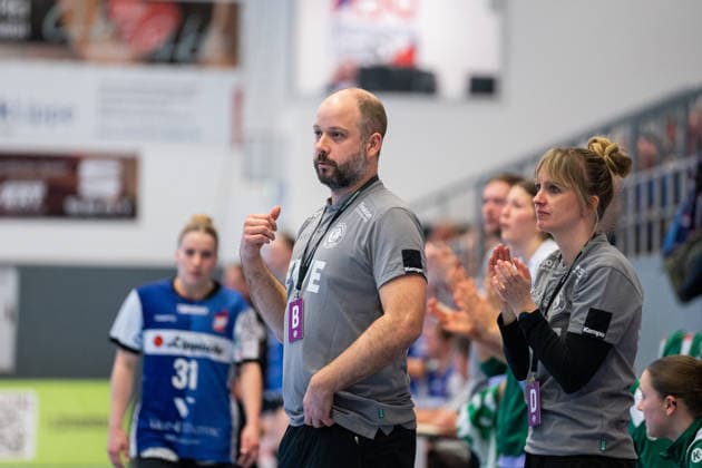 HSG Blomberg-Lippe (GER) vs. Vfl Oldenburg (GER), Handball, 1. Handball Bundesliga Frauen, 20. Spieltag, 21.3.2026, Saision 2025 2026, Blomberg Niels Boetel (Vfl Oldenburg, Trainer) gestikuliert Blomberg Sporthalle an der Ulmenallee Deutschland