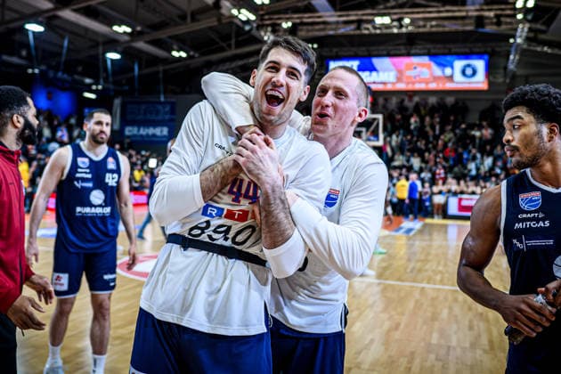 easycredit BBL Basketball Bundesliga 2025 2026 25. Spieltag 21.03.2026 Science City Jena vs SYNTAINICS MBC v.li. Jure Planinic und Mitspieler Collin Welp, beide MBC, Jubel nach Sieg Sparkassen Arena