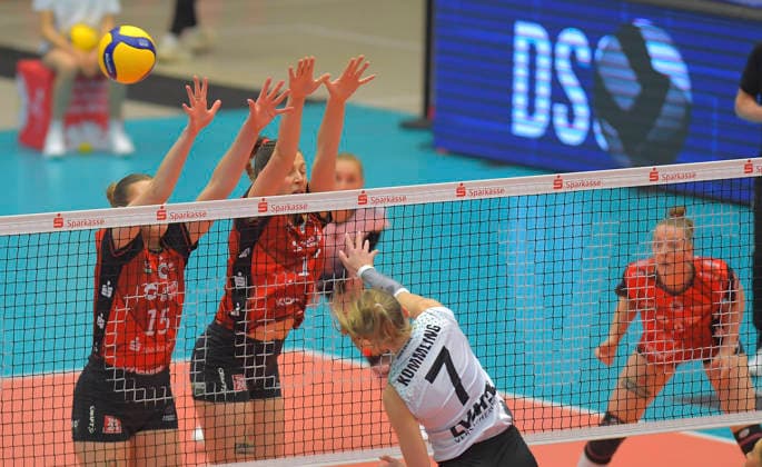 22.03.2026, Münsters Elena Kömmling gegen den Block von Dresdens Marta Levinska und Mette Pfeffer, Volleyball, 1. Bundesliga, Dresdner SC -USC Münster, Play off Viertelfinale, Spiel 1, (c) Dresden