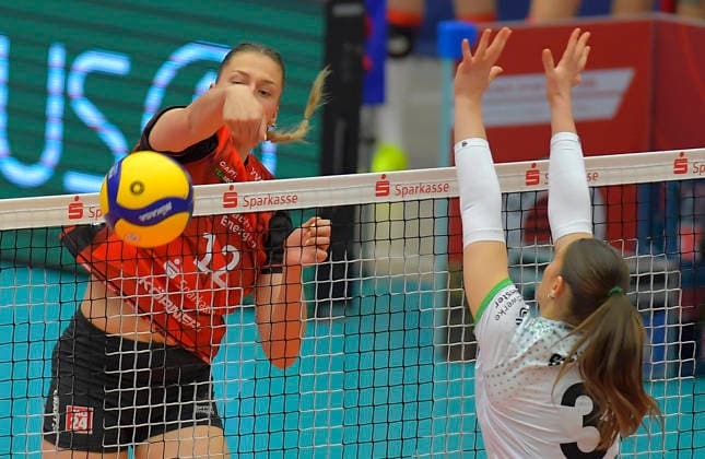 22.03.2026, Dresdens Mette Pfeffer schmettert gegen Münsters Esther Spöler, Volleyball, 1. Bundesliga, Dresdner SC -USC Münster, Play off Viertelfinale, Spiel 1, (c) Dresden