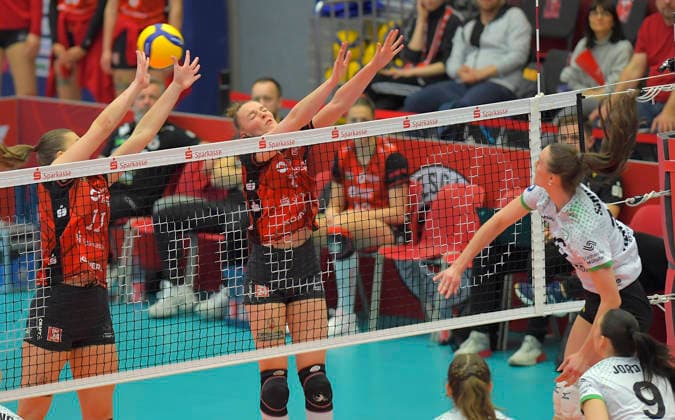 22.03.2026, Dresdens Amanda Siksna und Dresdens Jette Kuipers gegen Münsters Esther Spöler, Volleyball, 1. Bundesliga, Dresdner SC -USC Münster, Play off Viertelfinale, Spiel 1, (c) Dresden