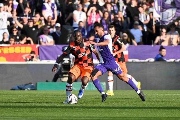 Toulouse FC v FC Lorient - Ligue 1 McDonald s 2025 2026 17 Jean Victor MAKENGO (fcl) - 23 Cristian CASSERES JR (tfc) during the Ligue 1 McDonald s match between Toulouse and Lorient at Stadium de Toulouse on March 21, 2026 in Toulouse, France. Toulouse France  Copyright: xFEPx 776348331