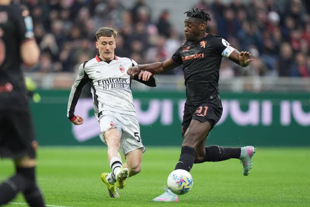 AC Milan s Alexis Saelemaekers fights for the balll with Torino™s Duvan Zapata during the Serie A soccer match between Milan and Torino at the San Siro Stadium in Milan , north Italy - Saturday , March 21 , 2026. - Soccer .  Copyright: xSpada LaPressex