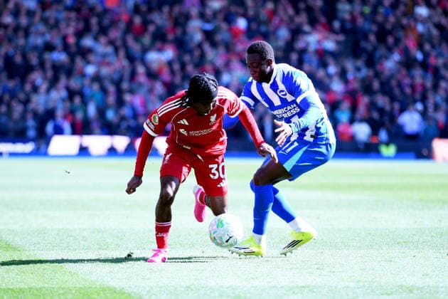 Brighton and Hove Albion v Liverpool, Premier League Jeremie Frimpong Defender of Liverpool and Yankuba Minteh Forward of Brighton and Hove Albion jostle for the ball during the Premier League match between Brighton and Hove Albion and Liverpool at the American Express Stadium, Brighton and Hove, UK on 21 March 2026. Brighton and Hove American Express Stadium East Sussex UK Editorial use only DataCo restrictions apply See www.football-dataco.com , Copyright: xJeffxMoodx PSI-23949-0048