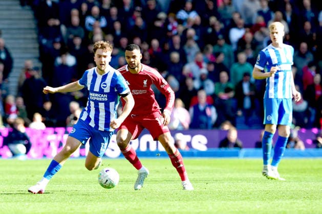 Brighton and Hove Albion v Liverpool, Premier League Jack Hinshelwood Midfielder of Brighton and Hove Albion controls the ball under pressure from Cody Gakpo Forward of Liverpool during the Premier League match between Brighton and Hove Albion and Liverpool at the American Express Stadium, Brighton and Hove, UK on 21 March 2026. Brighton and Hove American Express Stadium East Sussex UK Editorial use only DataCo restrictions apply See www.football-dataco.com , Copyright: xJeffxMoodx PSI-23949-0061