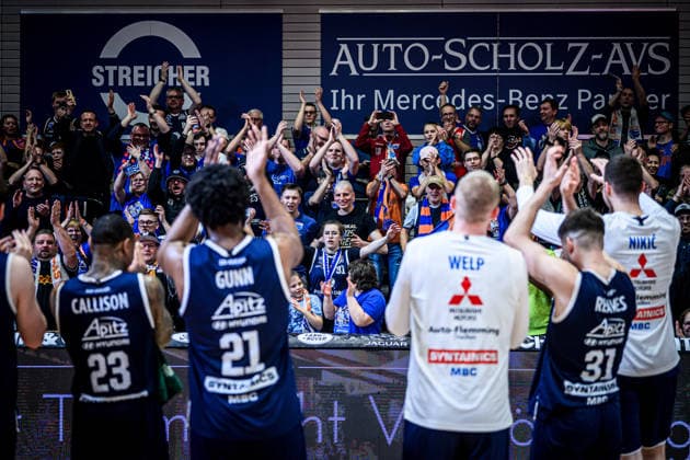 easycredit BBL Basketball Bundesliga 2025 2026 25. Spieltag 21.03.2026 Science City Jena vs SYNTAINICS MBC Die Mannschaft vom MBC feiert mit den mitgereisten Auswärtsfans den Sieg in Jena Sparkassen Arena