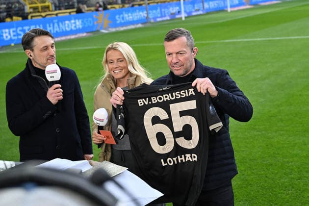 21.03.2026, xjhx, Fussball 1.Bundesliga, Borussia Dortmund - Hamburger SV v.l. Trainer Niko Kovac (Borussia Dortmund) Julia Simic mit Geschenk für TV-Experte Lothar Matthäus (DFL DFB REGULATIONS PROHIBIT ANY USE OF PHOTOGRAPHS as IMAGE SEQUENCES and or QUASI-VIDEO) Dortmund *** 21 03 2026, xjhx, Soccer 1 Bundesliga, Borussia Dortmund Hamburger SV v l Trainer Niko Kovac Borussia Dortmund Julia Simic with gift for TV expert Lothar Matthäus DFL DFB REGULATIONS PROHIBIT ANY USE OF PHOTOGRAPHS as IMAGE SEQUENCES and or QUASI VIDEO Dortmund