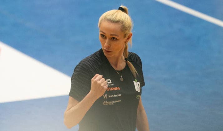21.3.2026, Volleyball, Frauen, VBL, 1. VBL, 1. Volleyball-Bundesliga, Playoff, Viertelfinale, 1. Spiel, SSC Palmberg Schwerin - Ladies in Black Aachen Trainerin Mareike Hendriksen (Ladies in Black Aachen) Schwerin Palmberg Arena Mecklenburg-Vorpommern Deutschland