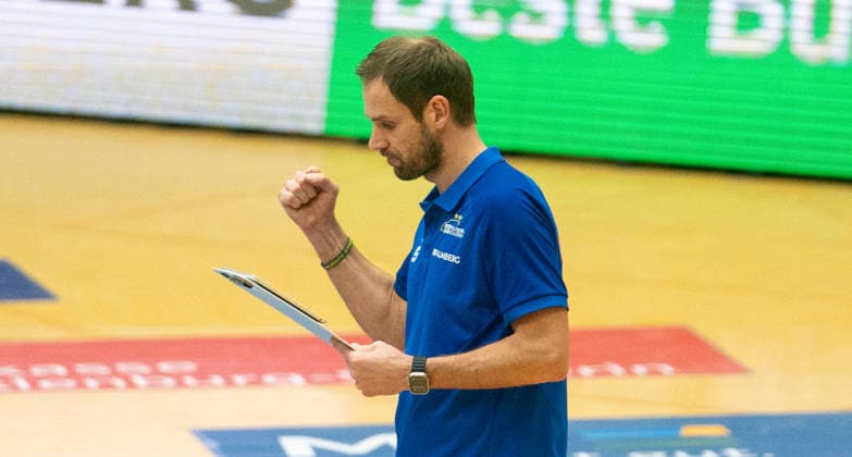 21.3.2026, Volleyball, Frauen, VBL, 1. VBL, 1. Volleyball-Bundesliga, Playoff, Viertelfinale, 1. Spiel, SSC Palmberg Schwerin - Ladies in Black Aachen Trainer Felix Koslowski (SSC Palmberg Schwerin) jubelt. Schwerin Palmberg Arena Mecklenburg-Vorpommern Deutschland