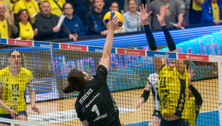 21.3.2026, Volleyball, Frauen, VBL, 1. VBL, 1. Volleyball-Bundesliga, Playoff, Viertelfinale, 1. Spiel, SSC Palmberg Schwerin - Ladies in Black Aachen Celine Jebens (Ladies in Black Aachen, li.) gegen Anne Hölzig (SSC Palmberg Schwerin, re.) Schwerin Palmberg Arena Mecklenburg-Vorpommern Deutschland