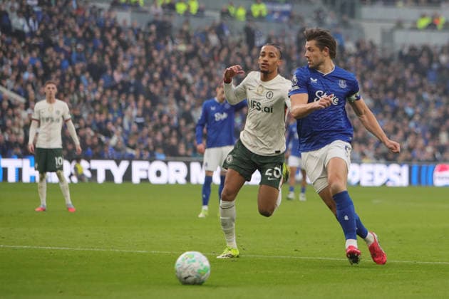 Everton v Chelsea, Premier League James Tarkowski of Everton and Joao Pedro of Chelsea during the Premier League match between Everton and Chelsea at Hill Dickinson Stadium, Liverpool, UK on 21 March 2026. Liverpool Hill Dickinson Stadium Merseyside UK Editorial use only DataCo restrictions apply See www.football-dataco.com , Copyright: xAlunxRobertsx PSI-23944-0047