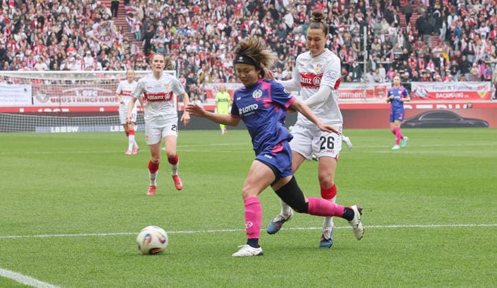 Stuttgart , Fußball Frauen 2. Bundesliga , VfB Stuttgart vs. 1. FSV Mainz 05 , von links: Suguri Hashitani ( Mainz ) Nicole Billa ( VfB )