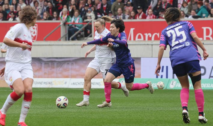 Stuttgart , Fußball Frauen 2. Bundesliga , VfB Stuttgart vs. 1. FSV Mainz 05 , von links: Leonie Schetter ( VfB ) Yurina Imai ( Mainz )