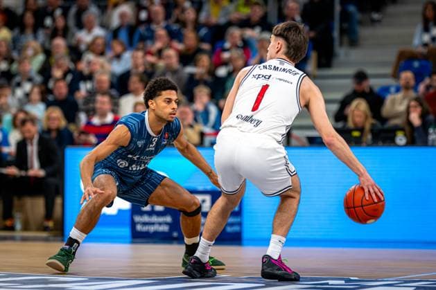 Szene mit Kevin McClain (3; MLP Academics Heidelberg) in blauem Trikot und Zachary Ensminger (1; BMA365 Bamberg Baskets) in weißem Trikot mit Ball easyCredit BBL: MLP Academics Heidelberg – Bamberg Baskets Copyright: xSpeedshotx