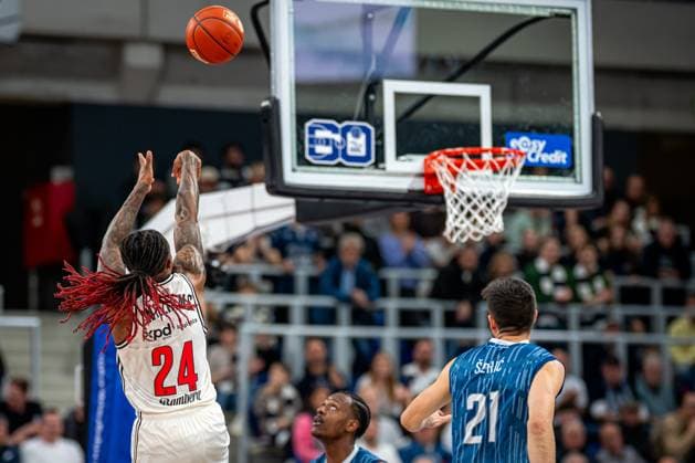 Spielaktion mit DJ Horne (0; MLP Academics Heidelberg), Cobe Williams (24; BMA365 Bamberg Baskets) und Mateo Seric (21; MLP Academics Heidelberg) easyCredit BBL: MLP Academics Heidelberg – Bamberg Baskets Copyright: xSpeedshotx