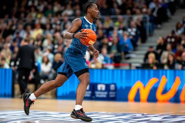 Spielaktion mit DJ Horne (0; MLP Academics Heidelberg) am Ball in der Spielfeldmitte easyCredit BBL: MLP Academics Heidelberg – Bamberg Baskets Copyright: xSpeedshotx
