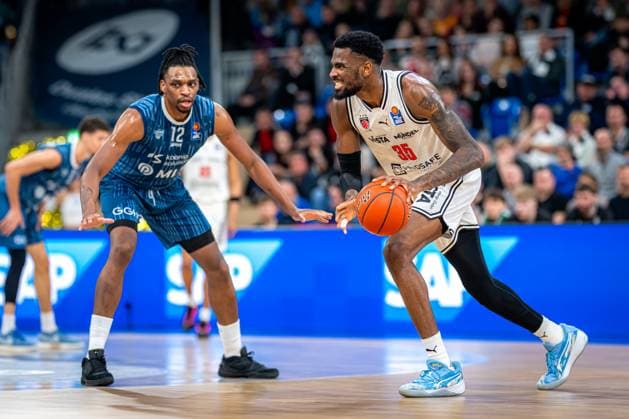 Spielaktion mit Ejiofor Onu (35; BMA365 Bamberg Baskets) und Osun Osunniyi (12; MLP Academics Heidelberg) easyCredit BBL: MLP Academics Heidelberg – Bamberg Baskets Copyright: xSpeedshotx