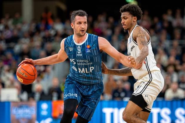 Szene mit Demarcus Demonia (8; BMA365 Bamberg Baskets) und Paul Zipser (9; MLP Academics Heidelberg) in Aktion easyCredit BBL: MLP Academics Heidelberg – Bamberg Baskets Copyright: xSpeedshotx