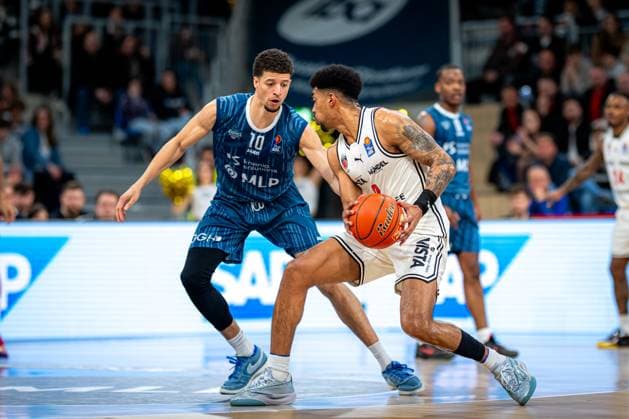 Szene mit Samuell Williamson (10; MLP Academics Heidelberg) in Aktion gegen einen Spieler von BMA365 Bamberg Baskets easyCredit BBL: MLP Academics Heidelberg – Bamberg Baskets Copyright: xSpeedshotx