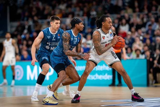 Spielaktion mit Austin Crowley (85; BMA365 Bamberg Baskets), Dusan Neskovic (7; MLP Academics Heidelberg) und Niklas Würzner (2; MLP Academics Heidelberg) easyCredit BBL: MLP Academics Heidelberg – Bamberg Baskets Copyright: xSpeedshotx