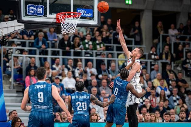 Spielaktion mit Richard Balint (11; BMA365 Bamberg Baskets) beim Wurf über DJ Horne (0; MLP Academics Heidelberg), Michael Weathers (20; MLP Academics Heidelberg) und Paul Zipser (9; MLP Academics Heidelberg) easyCredit BBL: MLP Academics Heidelberg – Bamberg Baskets Copyright: xSpeedshotx