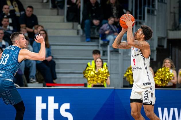 Spielaktion mit Ryan Mikesell (33; MLP Academics Heidelberg) in blauem Trikot und Demarcus Demonia (8; BMA365 Bamberg Baskets) in weißem Trikot beim Wurf easyCredit BBL: MLP Academics Heidelberg – Bamberg Baskets Copyright: xSpeedshotx
