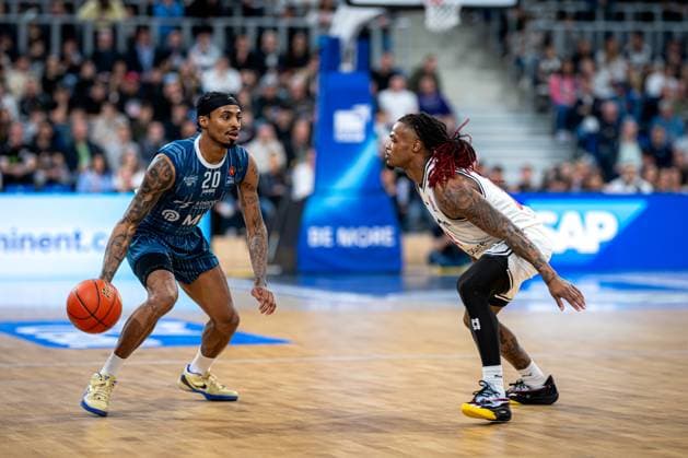 Spielaktion mit Michael Weathers (20; MLP Academics Heidelberg) und Cobe Williams (24; BMA365 Bamberg Baskets) easyCredit BBL: MLP Academics Heidelberg – Bamberg Baskets Copyright: xSpeedshotx