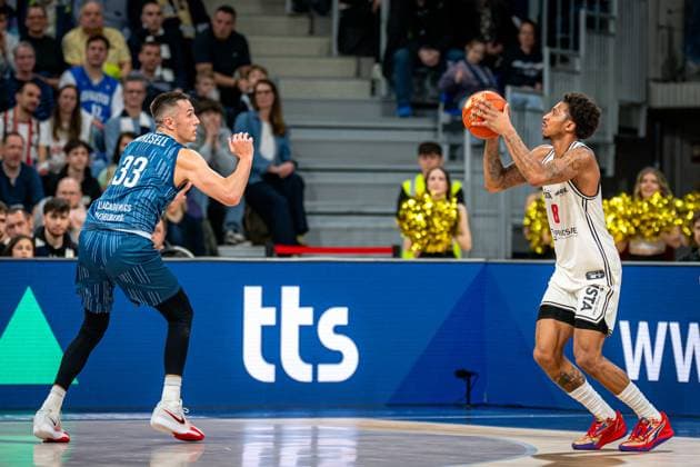 Spielaktion mit Ryan Mikesell (33; MLP Academics Heidelberg) und Demarcus Demonia (8; BMA365 Bamberg Baskets) auf dem Spielfeld easyCredit BBL: MLP Academics Heidelberg – Bamberg Baskets Copyright: xSpeedshotx