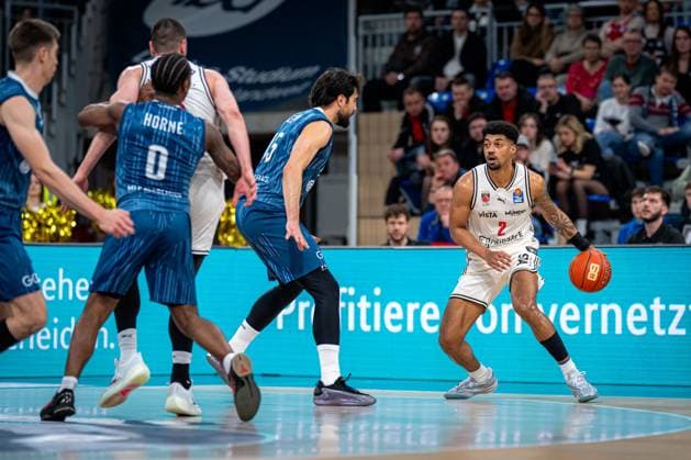 Szene mit Marcel Keßen (15; MLP Academics Heidelberg) und Ibrahim Watson-Boye (2; BMA365 Bamberg Baskets) auf dem Spielfeld easyCredit BBL: MLP Academics Heidelberg – Bamberg Baskets Copyright: xSpeedshotx