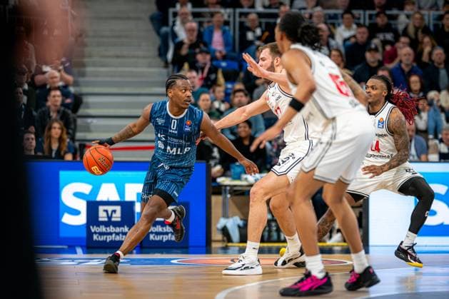 Spielaktion mit Moritz Krimmer (27; BMA365 Bamberg Baskets), Cobe Williams (24; BMA365 Bamberg Baskets) und 00; MLP Academics Heidelberg easyCredit BBL: MLP Academics Heidelberg – Bamberg Baskets Copyright: xSpeedshotx