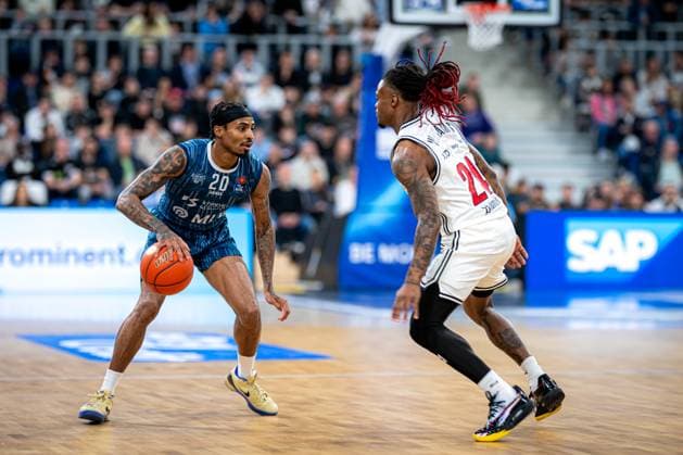 Szene mit Michael Weathers (20; MLP Academics Heidelberg) und Cobe Williams (24; BMA365 Bamberg Baskets) in Aktion auf dem Spielfeld easyCredit BBL: MLP Academics Heidelberg – Bamberg Baskets Copyright: xSpeedshotx
