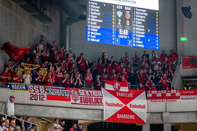 Fan-Szene mit Bannern und jubelnden Fans in der Halle easyCredit BBL: MLP Academics Heidelberg – Bamberg Baskets Copyright: xSpeedshotx