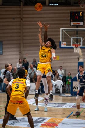 Charles Tyrone Harris Jr. (Bozic Estriche Knights Kirchheim, 03), Tylan James Pope (Bozic Estriche Knights Kirchheim, 09), Kilian Dietz (VfL SparkassenStars Bochum, 08), GER, Bozic Estriche Knights Kirchheim vs VfL SparkassenStars Bochum, BARMER 2. Basketball Bundesliga, 28. Spieltag, Saison 2025 2026, 21.03.2026 GER, Bozic Estriche Knights Kirchheim vs VfL SparkassenStars Bochum, BARMER 2. Basketball Bundesliga, 28. Spieltag, Saison 2025 2026, 21.03.2026 Kirchheim unter Teck Copyright: xEibner-Pressefoto SilasxKunzx EP_SKZ