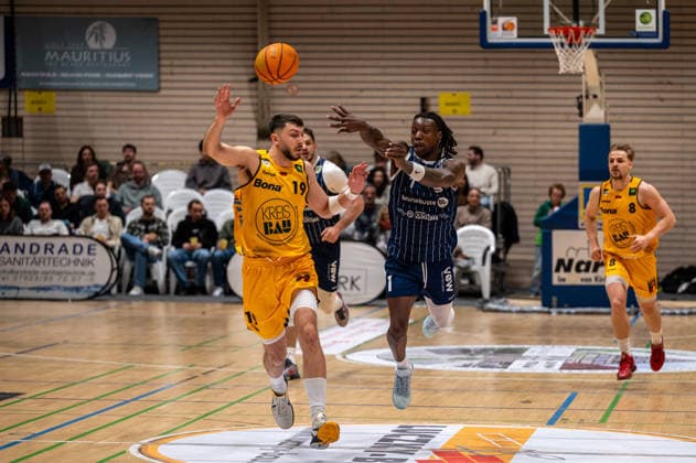 Aeneas Jung (Bozic Estriche Knights Kirchheim, 19), Antonio Deshon Williams (VfL SparkassenStars Bochum, 01), Lucas Mayer (Bozic Estriche Knights Kirchheim, 08), GER, Bozic Estriche Knights Kirchheim vs VfL SparkassenStars Bochum, BARMER 2. Basketball Bundesliga, 28. Spieltag, Saison 2025 2026, 21.03.2026 GER, Bozic Estriche Knights Kirchheim vs VfL SparkassenStars Bochum, BARMER 2. Basketball Bundesliga, 28. Spieltag, Saison 2025 2026, 21.03.2026 Kirchheim unter Teck Copyright: xEibner-Pressefoto SilasxKunzx EP_SKZ