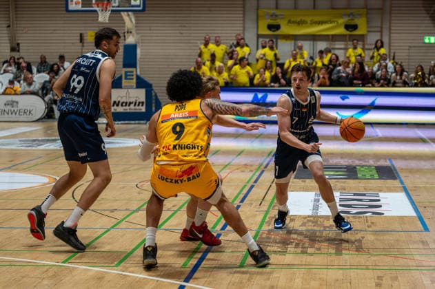 Aitor Julen Pickett Lazo (VfL SparkassenStars Bochum, 99), Tylan James Pope (Bozic Estriche Knights Kirchheim, 09), Lars Kamp (VfL SparkassenStars Bochum, 07), GER, Bozic Estriche Knights Kirchheim vs VfL SparkassenStars Bochum, BARMER 2. Basketball Bundesliga, 28. Spieltag, Saison 2025 2026, 21.03.2026 GER, Bozic Estriche Knights Kirchheim vs VfL SparkassenStars Bochum, BARMER 2. Basketball Bundesliga, 28. Spieltag, Saison 2025 2026, 21.03.2026 Kirchheim unter Teck Copyright: xEibner-Pressefoto SilasxKunzx EP_SKZ
