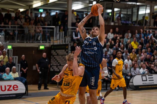 Lucas Mayer (Bozic Estriche Knights Kirchheim, 08), Aitor Julen Pickett Lazo (VfL SparkassenStars Bochum, 99), GER, Bozic Estriche Knights Kirchheim vs VfL SparkassenStars Bochum, BARMER 2. Basketball Bundesliga, 28. Spieltag, Saison 2025 2026, 21.03.2026 GER, Bozic Estriche Knights Kirchheim vs VfL SparkassenStars Bochum, BARMER 2. Basketball Bundesliga, 28. Spieltag, Saison 2025 2026, 21.03.2026 Kirchheim unter Teck Copyright: xEibner-Pressefoto SilasxKunzx EP_SKZ